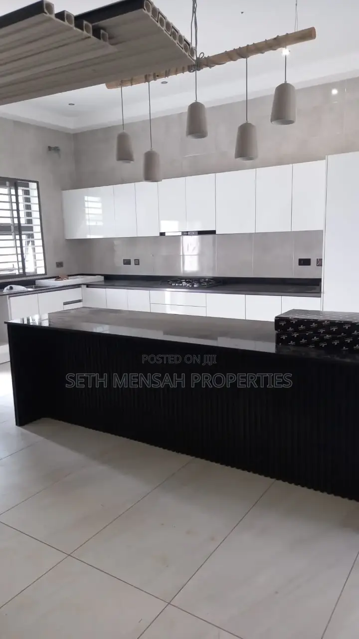 4bdrm House in Ashomang Estate for Sale