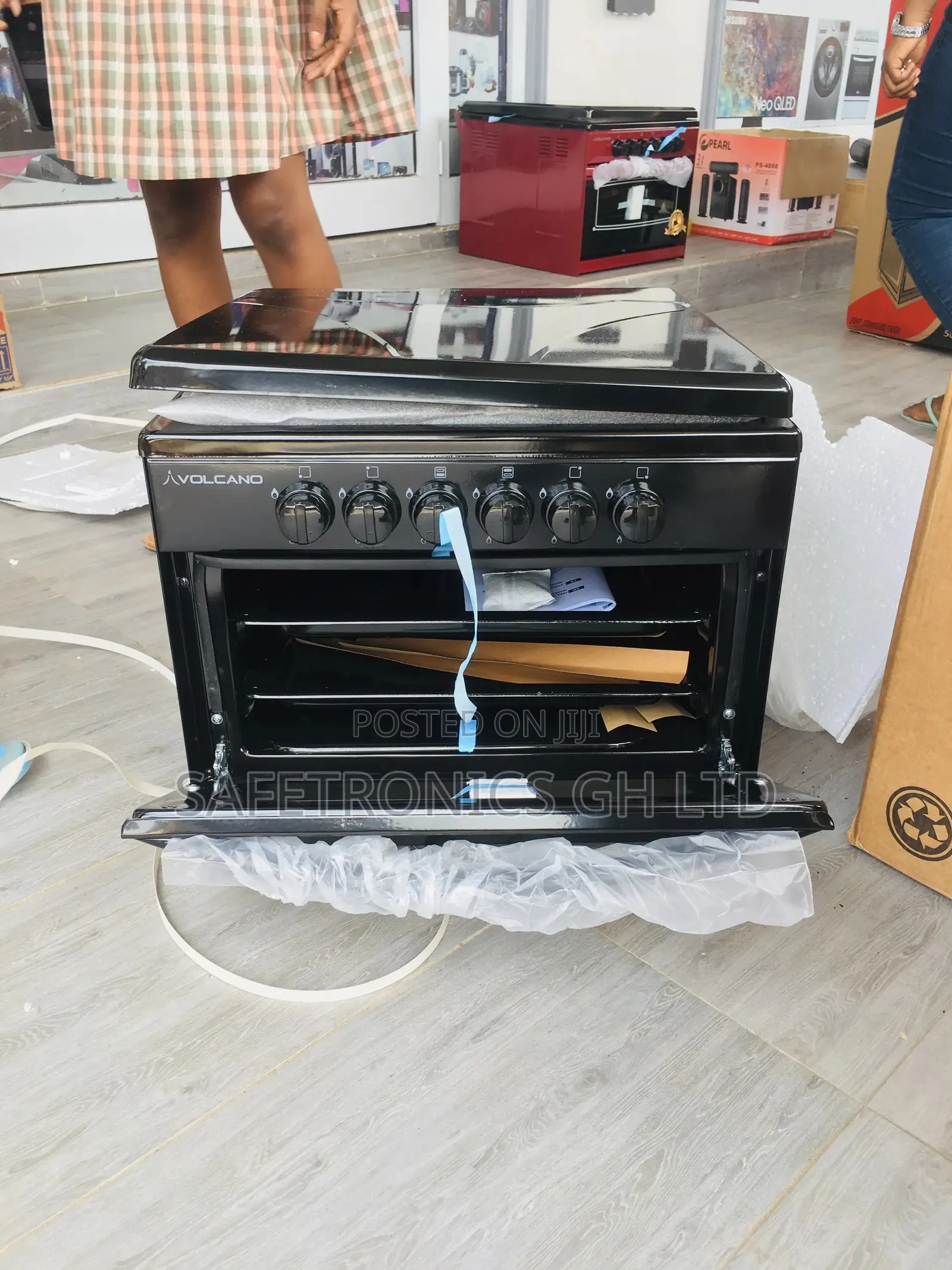 Black Volcano 4BURNER Gas Oven With Gas