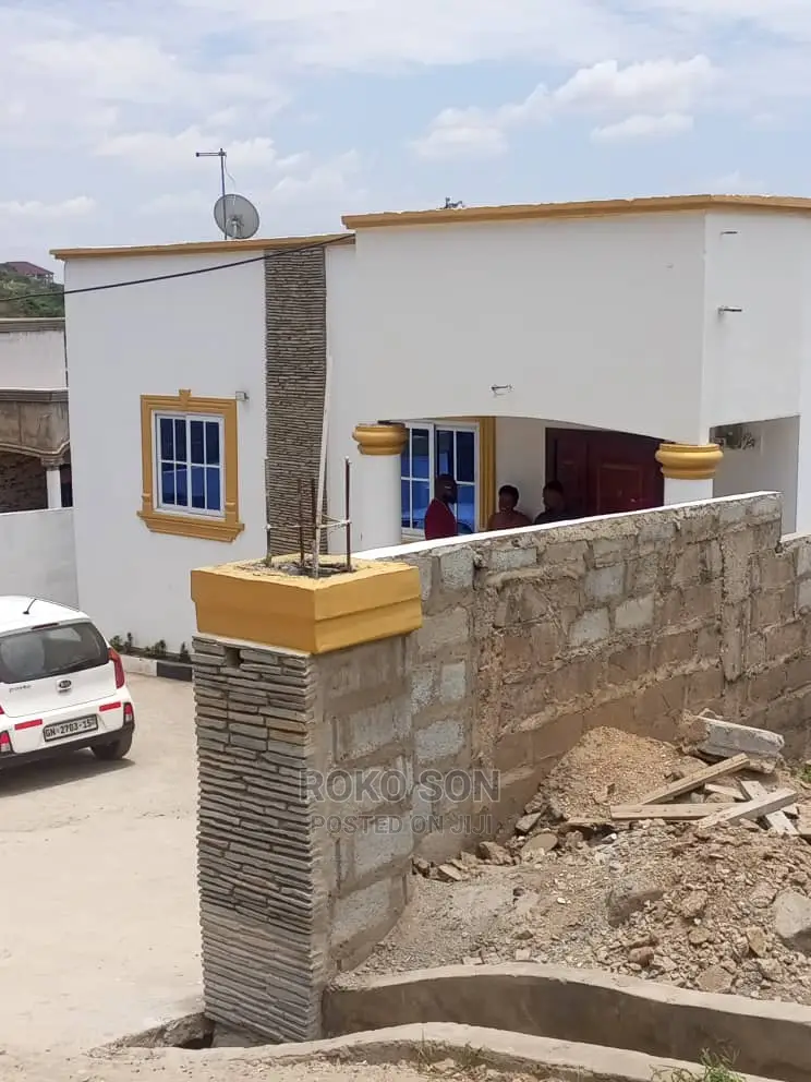 4bdrm House in Dr Roko, Ashomang Estate for sale