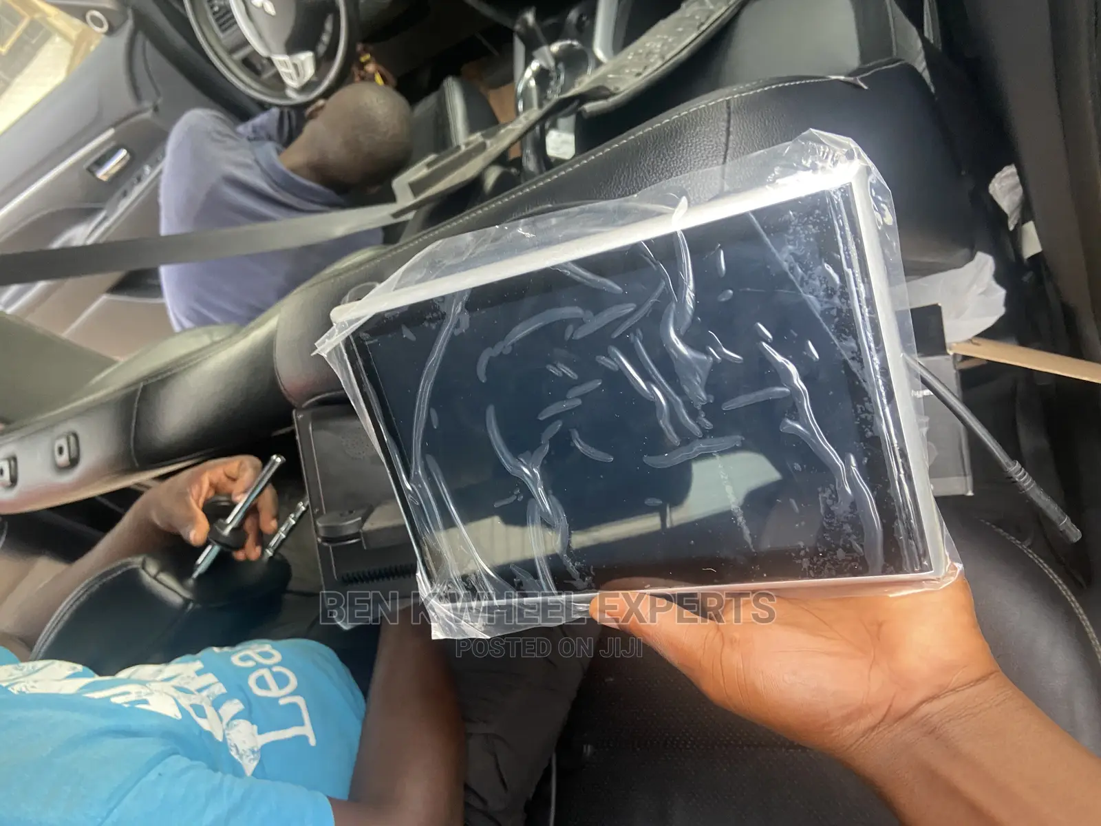 Back Seat Head Monitor