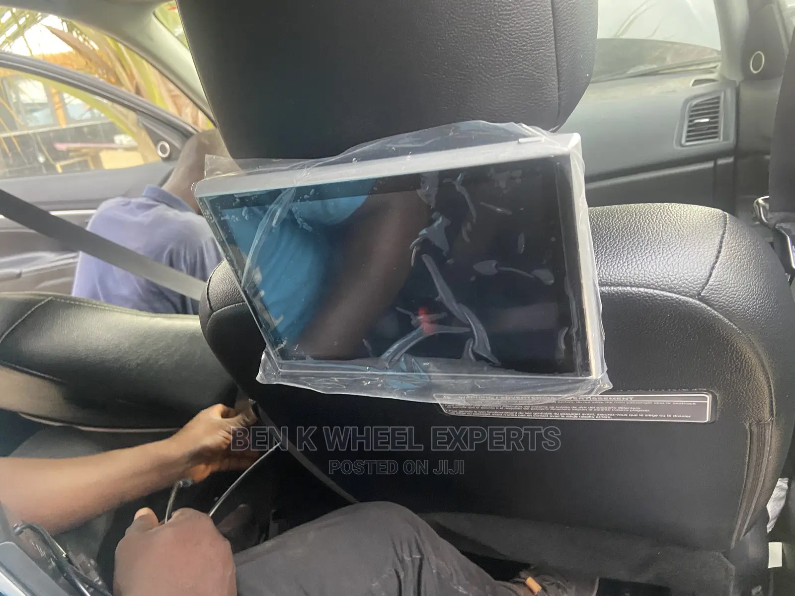 Back Seat Head Monitor