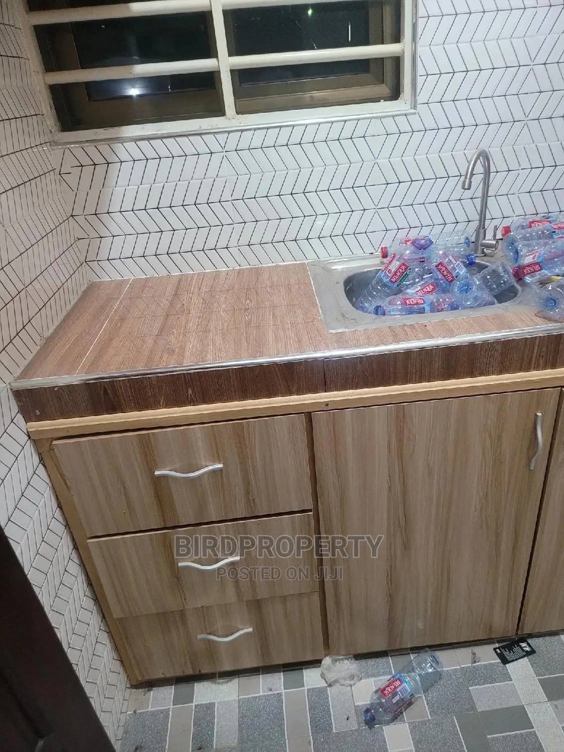 1bdrm Room & Parlour in Birdproperty, School Junction for rent