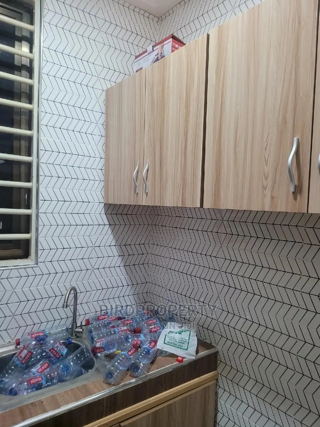 1bdrm Room & Parlour in Birdproperty, School Junction for rent