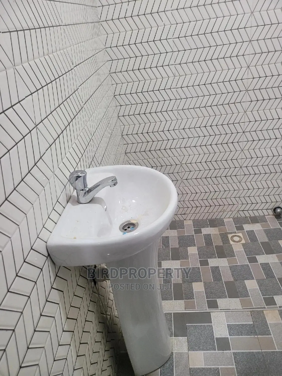 1bdrm Room & Parlour in Birdproperty, School Junction for rent