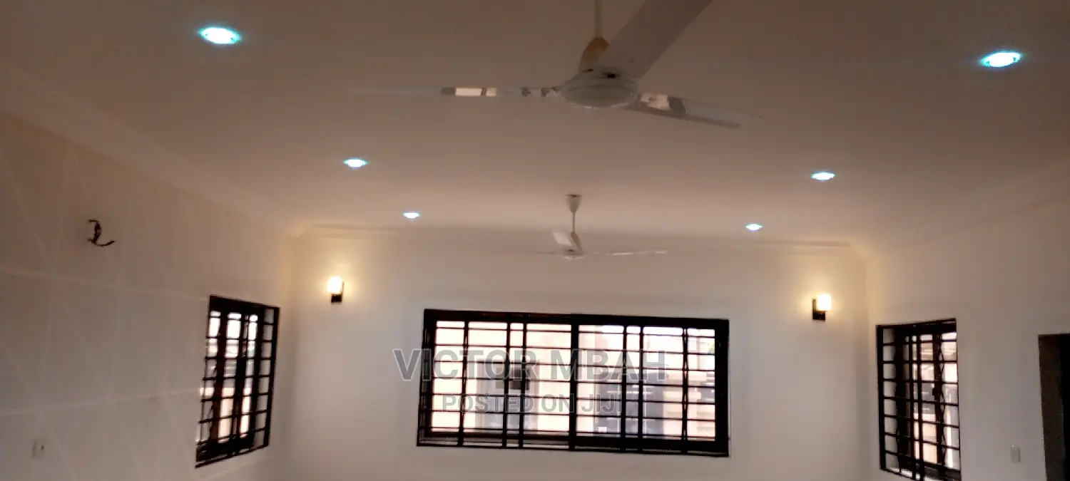 3bdrm Penthouse in Comm 25 Around, Tema Metropolitan for rent