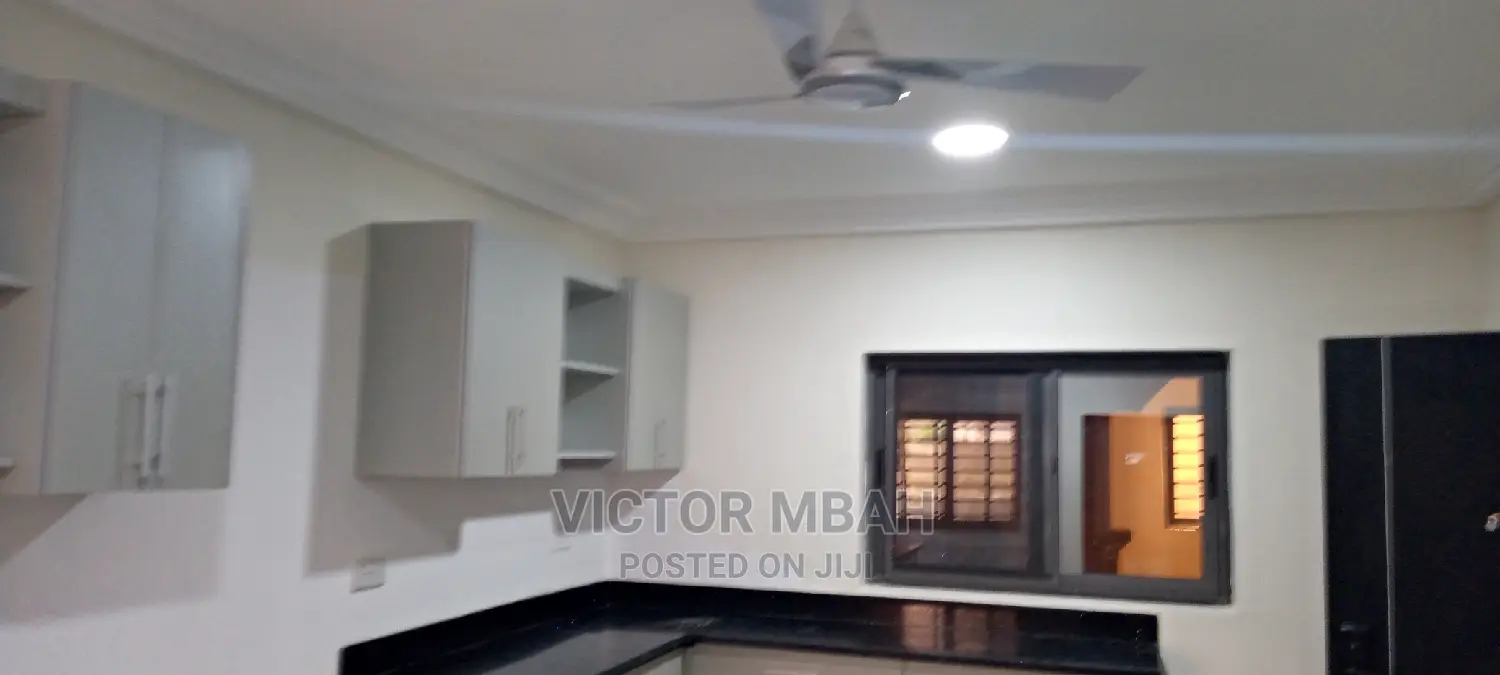 3bdrm Penthouse in Comm 25 Around, Tema Metropolitan for rent