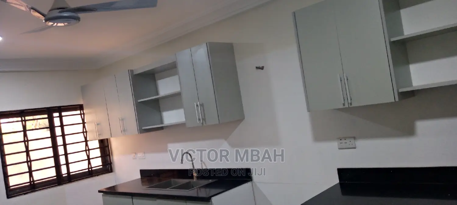 3bdrm Penthouse in Comm 25 Around, Tema Metropolitan for rent