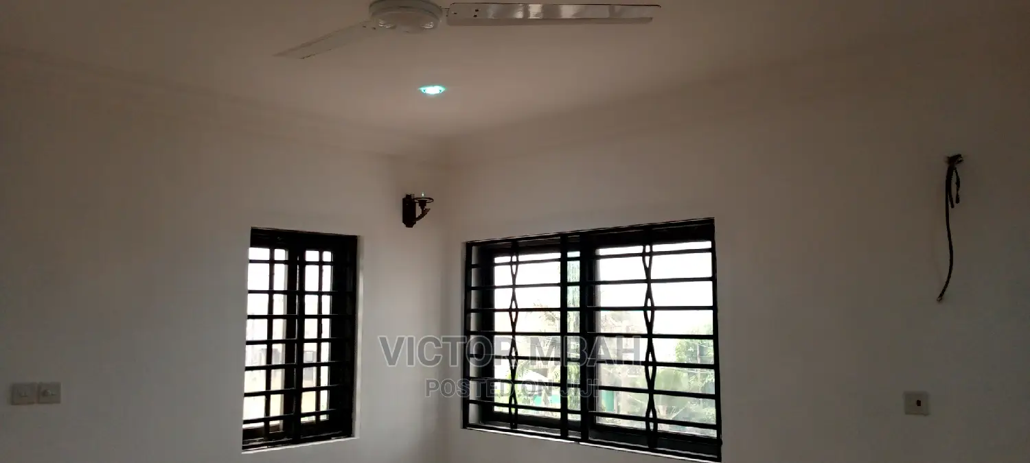 3bdrm Penthouse in Comm 25 Around, Tema Metropolitan for rent