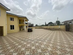 8bdrm House in Community 19, Accra Metropolitan for Rent