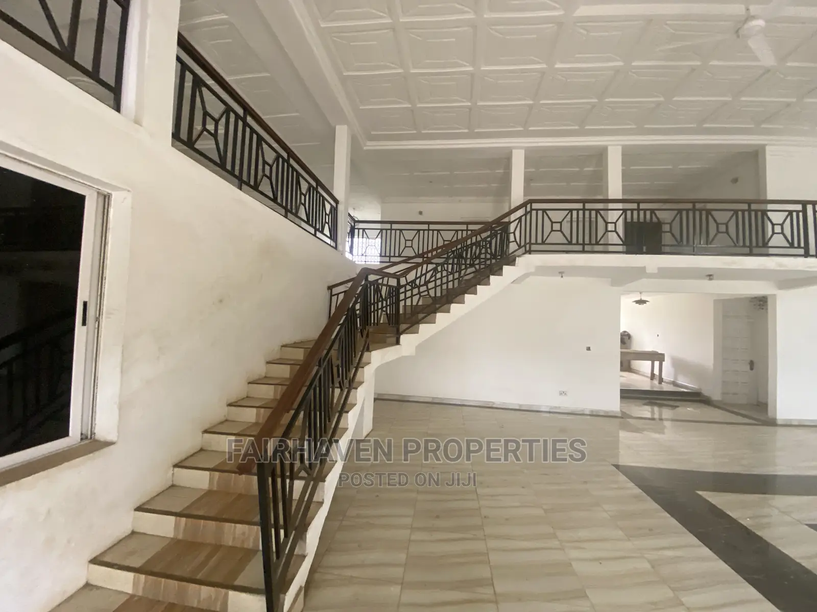 8bdrm House in Community 19, Accra Metropolitan for Rent