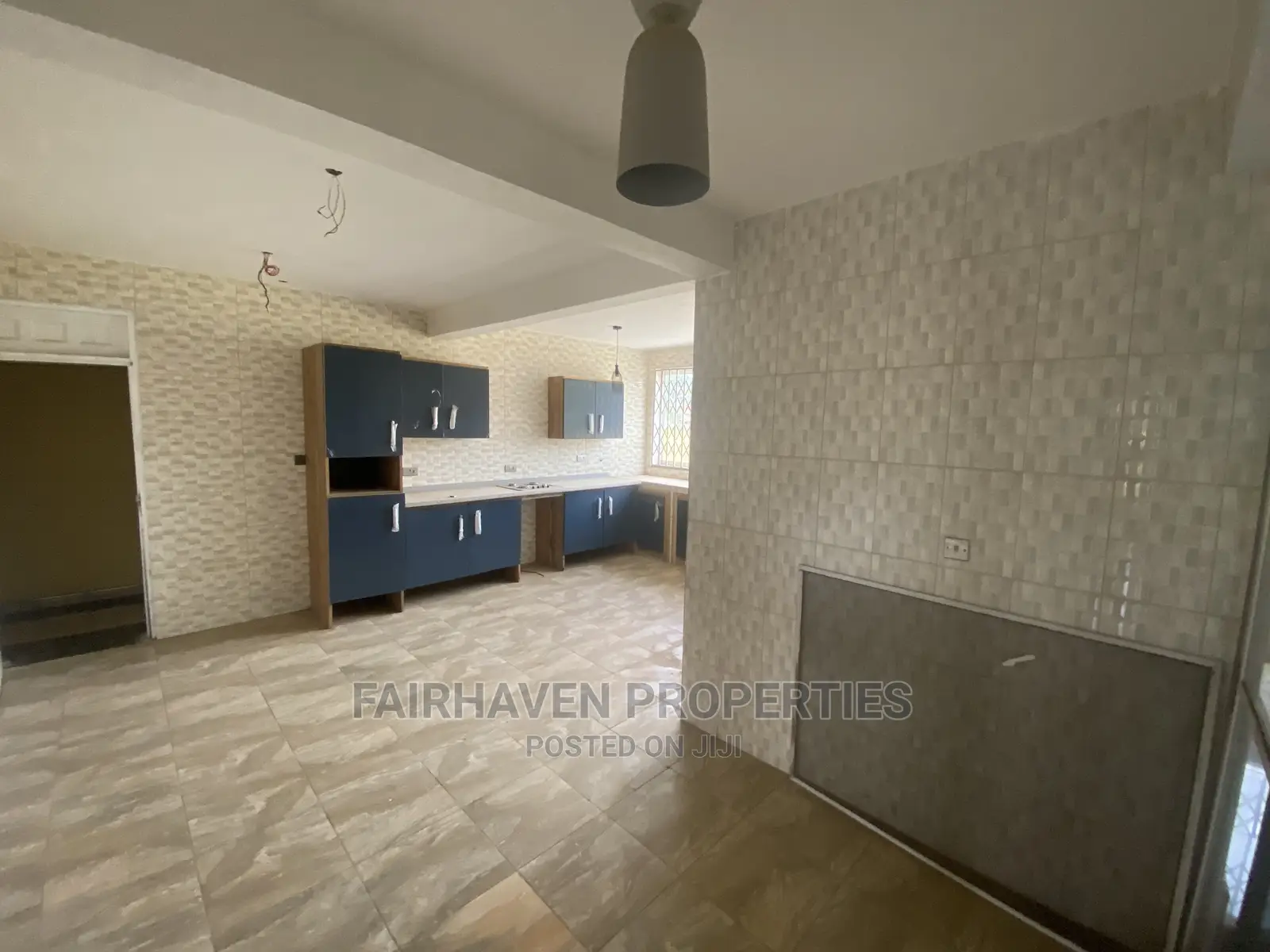 8bdrm House in Community 19, Accra Metropolitan for Rent
