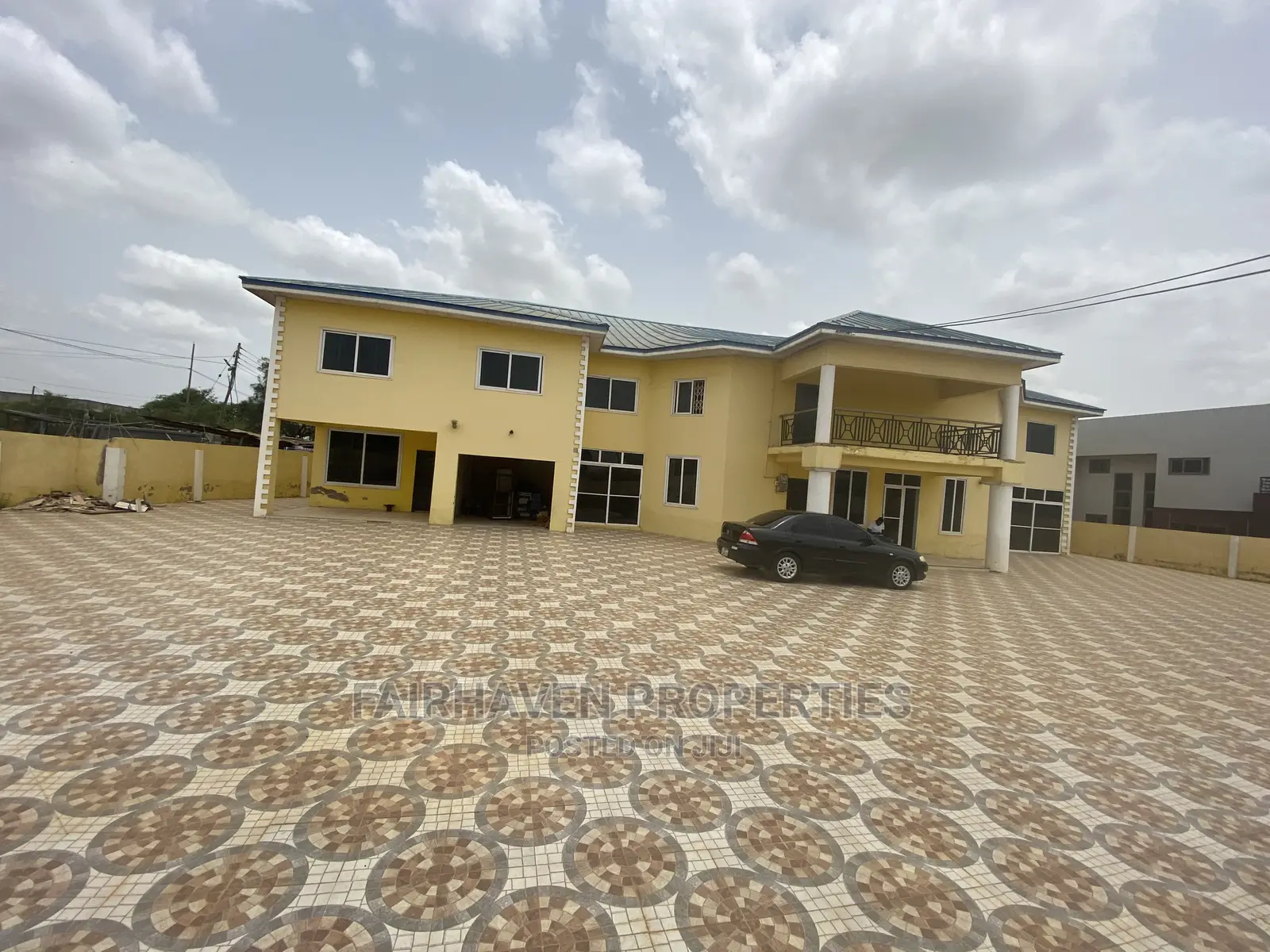 8bdrm House in Community 19, Accra Metropolitan for Rent