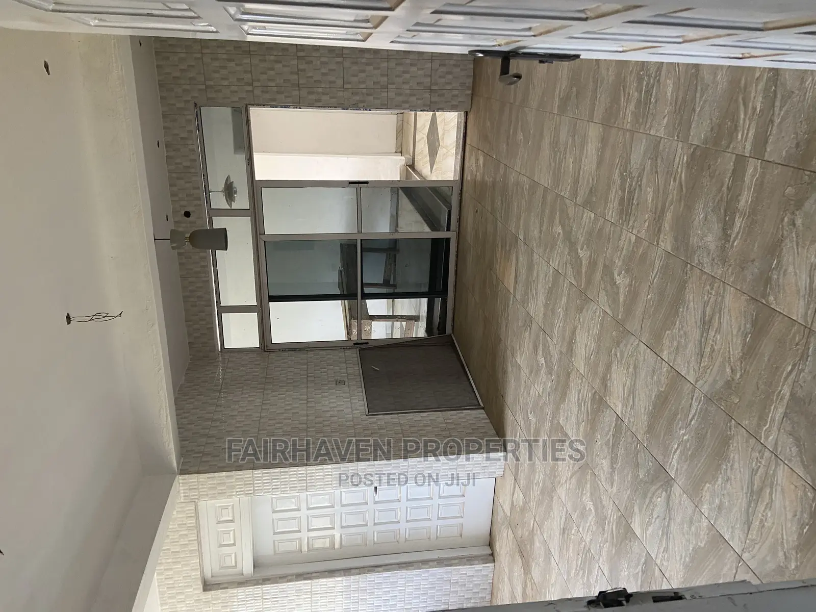 8bdrm House in Community 19, Accra Metropolitan for Rent