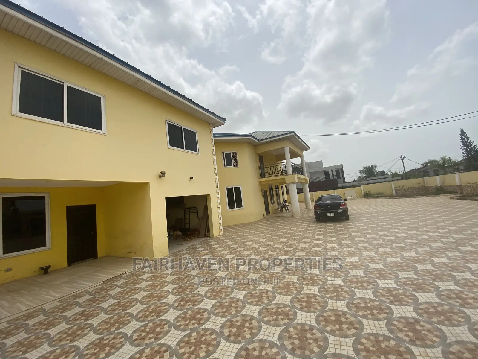 8bdrm House in Community 19, Accra Metropolitan for Rent