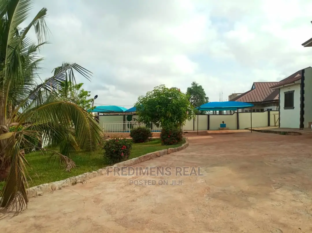 8bdrm House in Fredimens Real, Kumasi Metropolitan for Sale