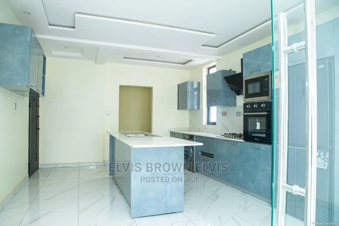 4bdrm Mansion in Living Large, East Legon for Sale