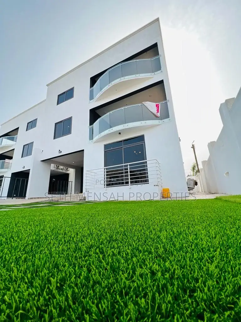5bdrm House in Skm, Airport Residential Area for Sale