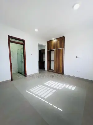 5bdrm House in Skm, Airport Residential Area for Sale
