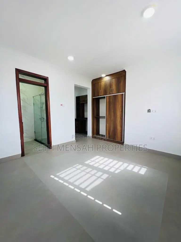 5bdrm House in Skm, Airport Residential Area for Sale
