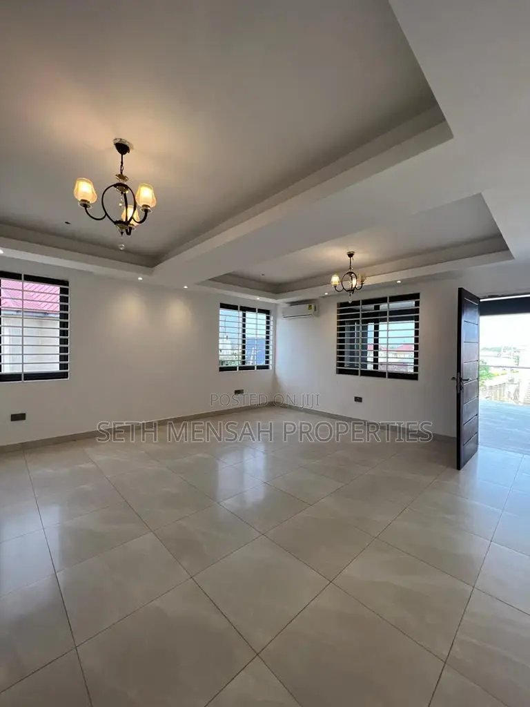 5bdrm House in Skm, Airport Residential Area for Sale
