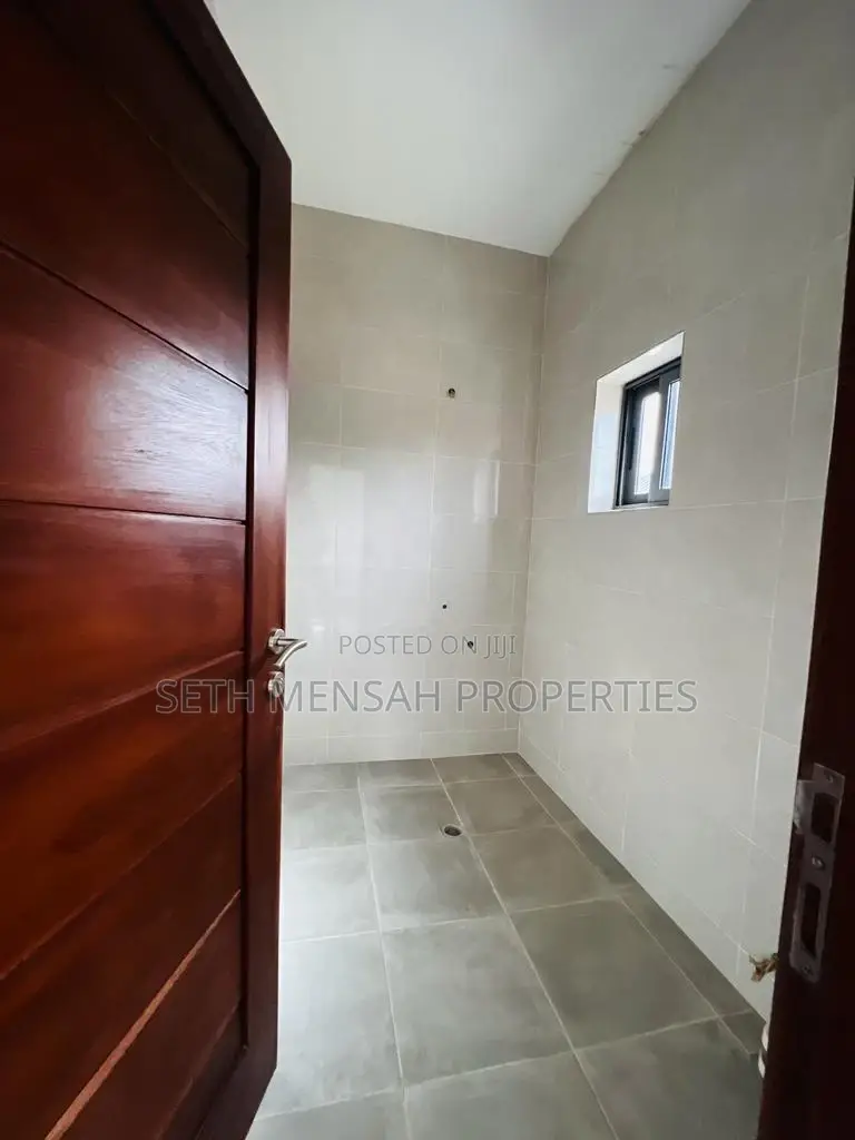 5bdrm House in Skm, Airport Residential Area for Sale