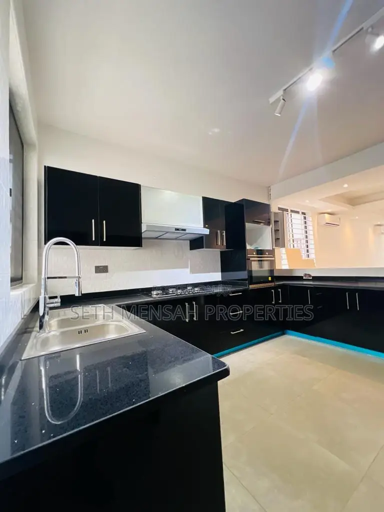 5bdrm House in Skm, Airport Residential Area for Sale
