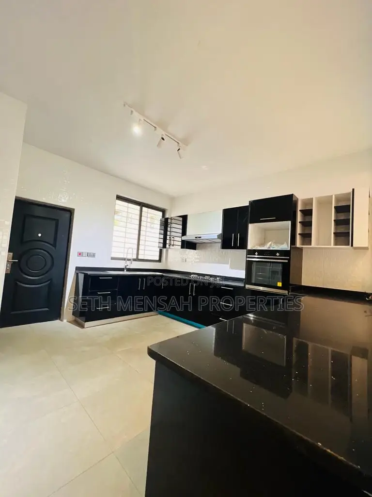 5bdrm House in Skm, Airport Residential Area for Sale