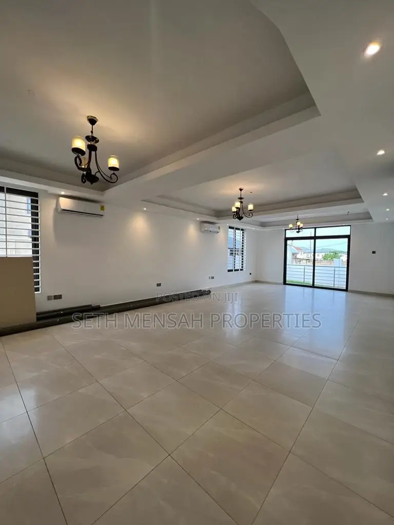 5bdrm House in Skm, Airport Residential Area for Sale