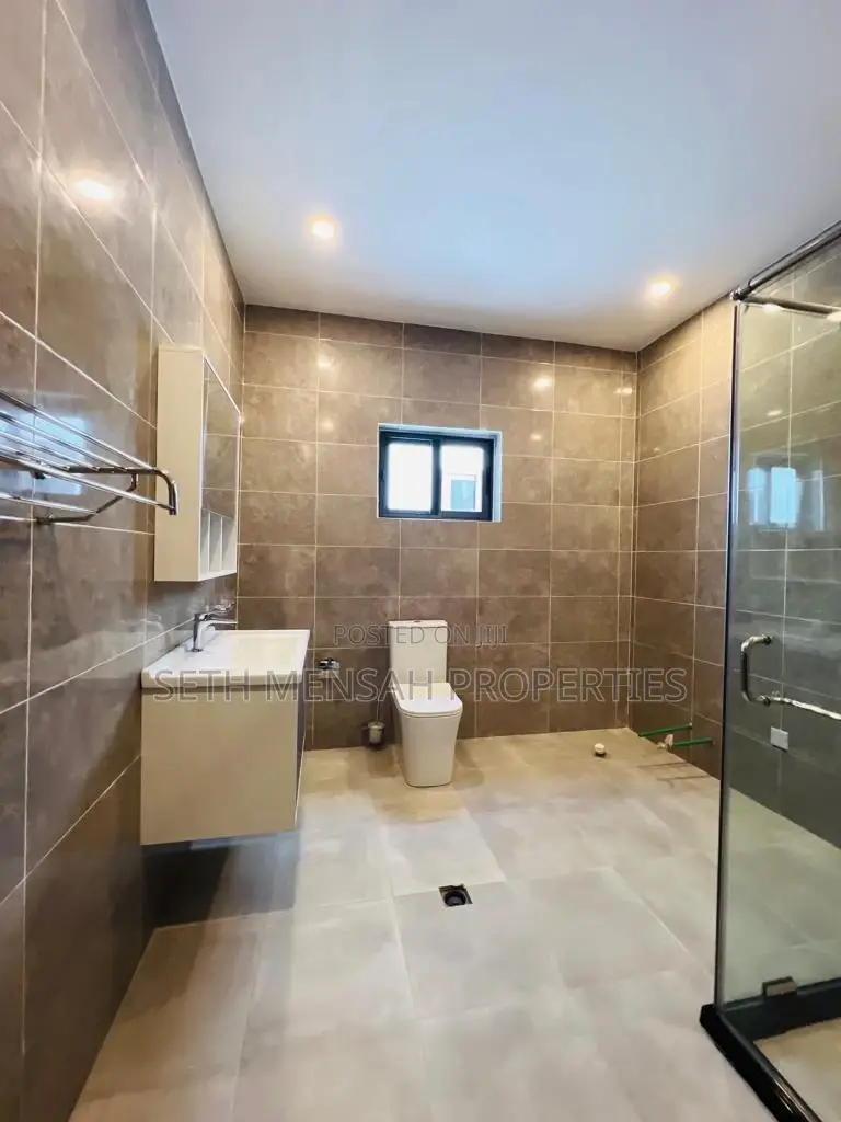 5bdrm House in Skm, Airport Residential Area for Sale