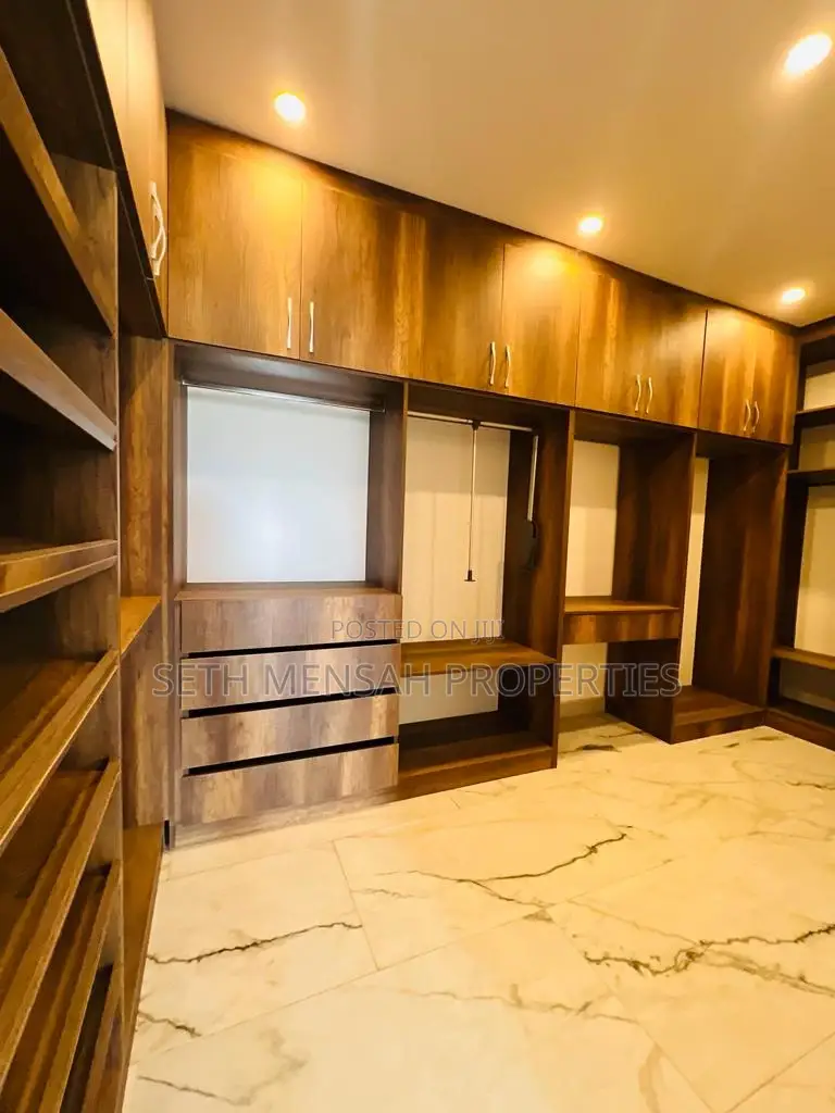 5bdrm House in Skm, Airport Residential Area for Sale