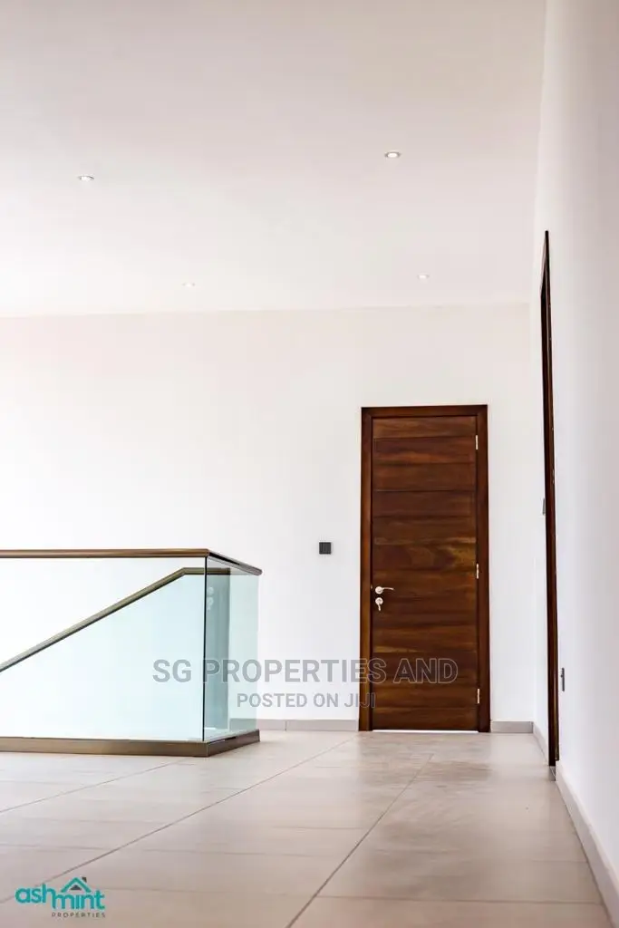 4bdrm Mansion in Community 18 Spintex for Sale
