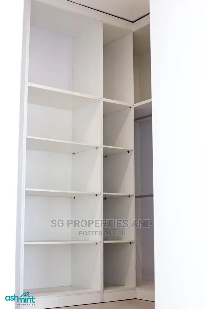 4bdrm Mansion in Community 18 Spintex for Sale