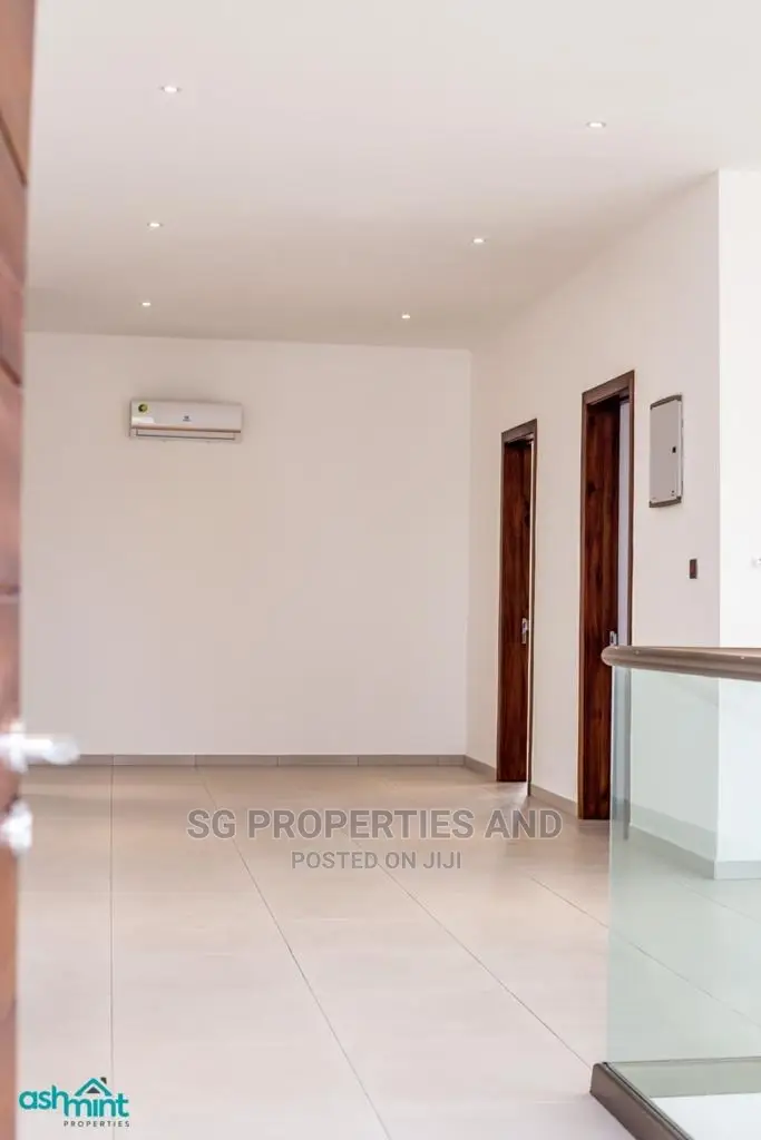 4bdrm Mansion in Community 18 Spintex for Sale