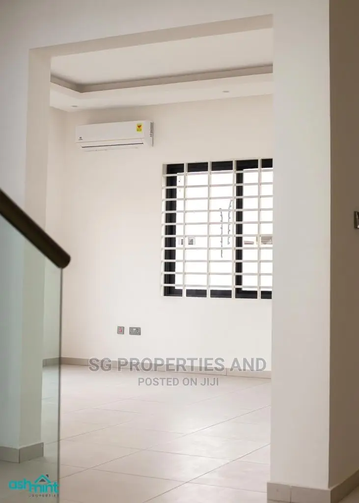 4bdrm Mansion in Community 18 Spintex for Sale
