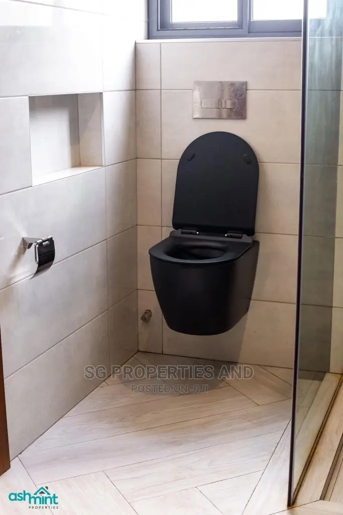 4bdrm Mansion in Community 18 Spintex for Sale