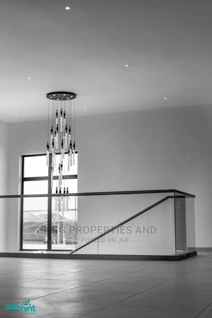4bdrm Mansion in Community 18 Spintex for Sale