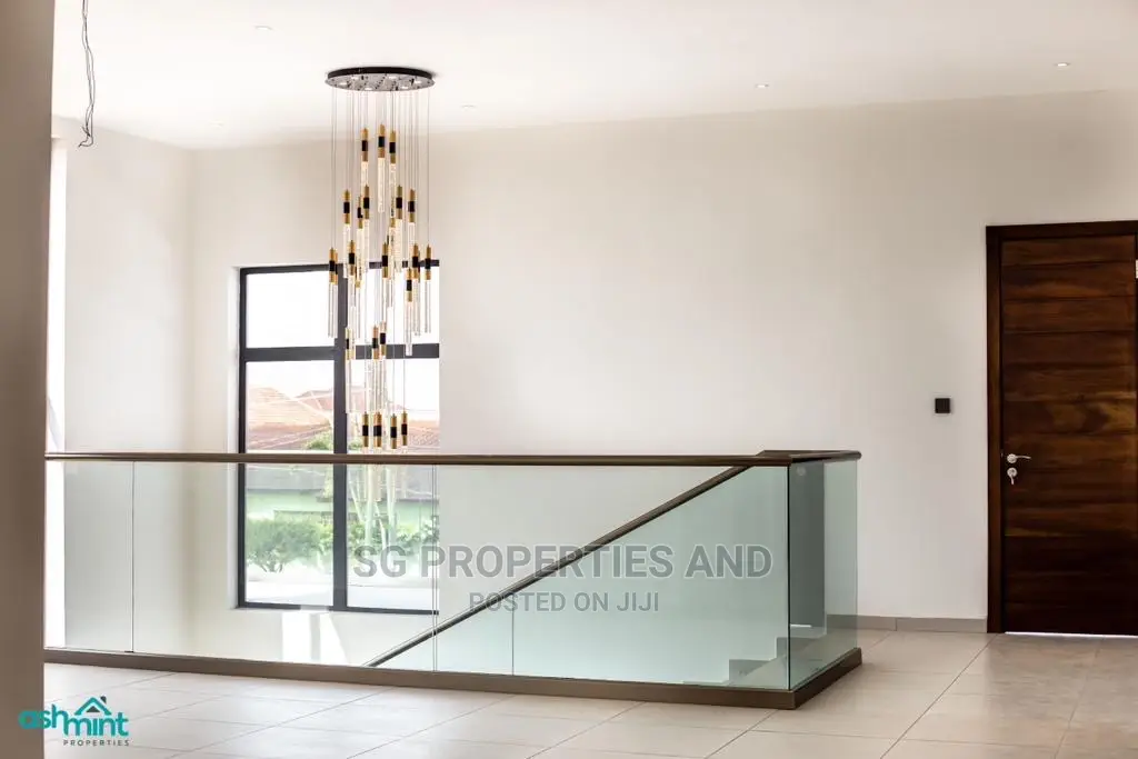 4bdrm Mansion in Community 18 Spintex for Sale