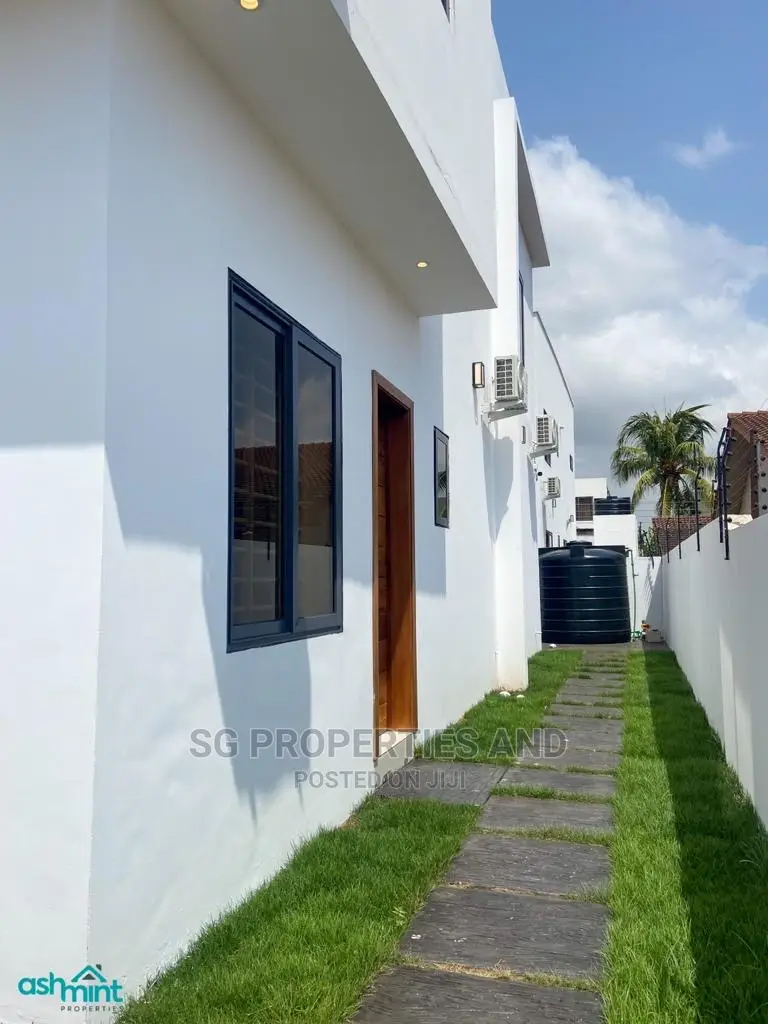 4bdrm Mansion in Community 18 Spintex for Sale