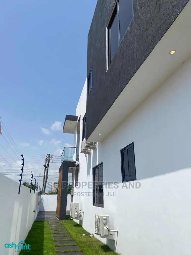 4bdrm Mansion in Community 18 Spintex for Sale