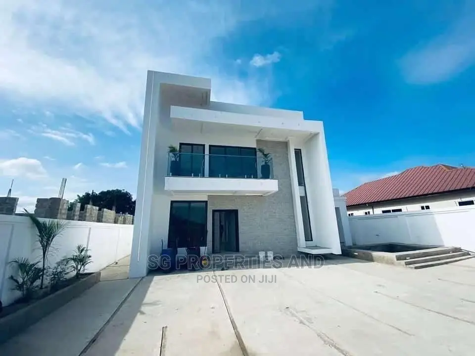 4bdrm Mansion in Community 20, Spintex for Sale