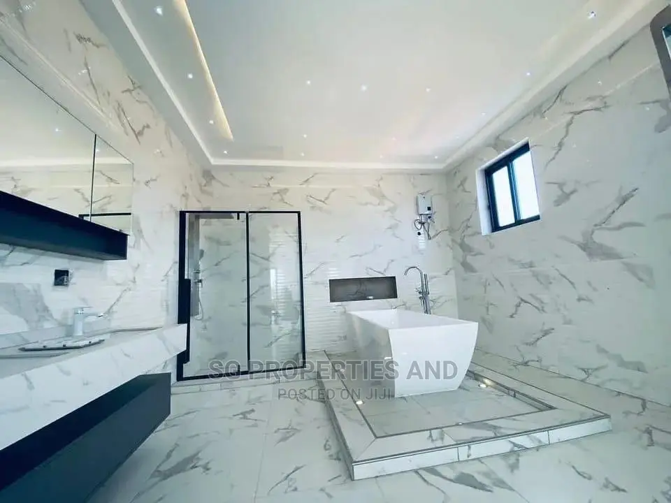 4bdrm Mansion in Community 20, Spintex for Sale