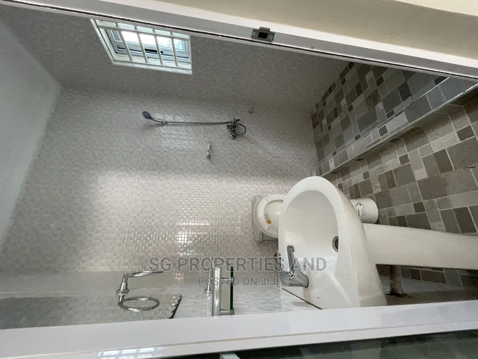 3bdrm House in Ecobank, Spintex for Sale