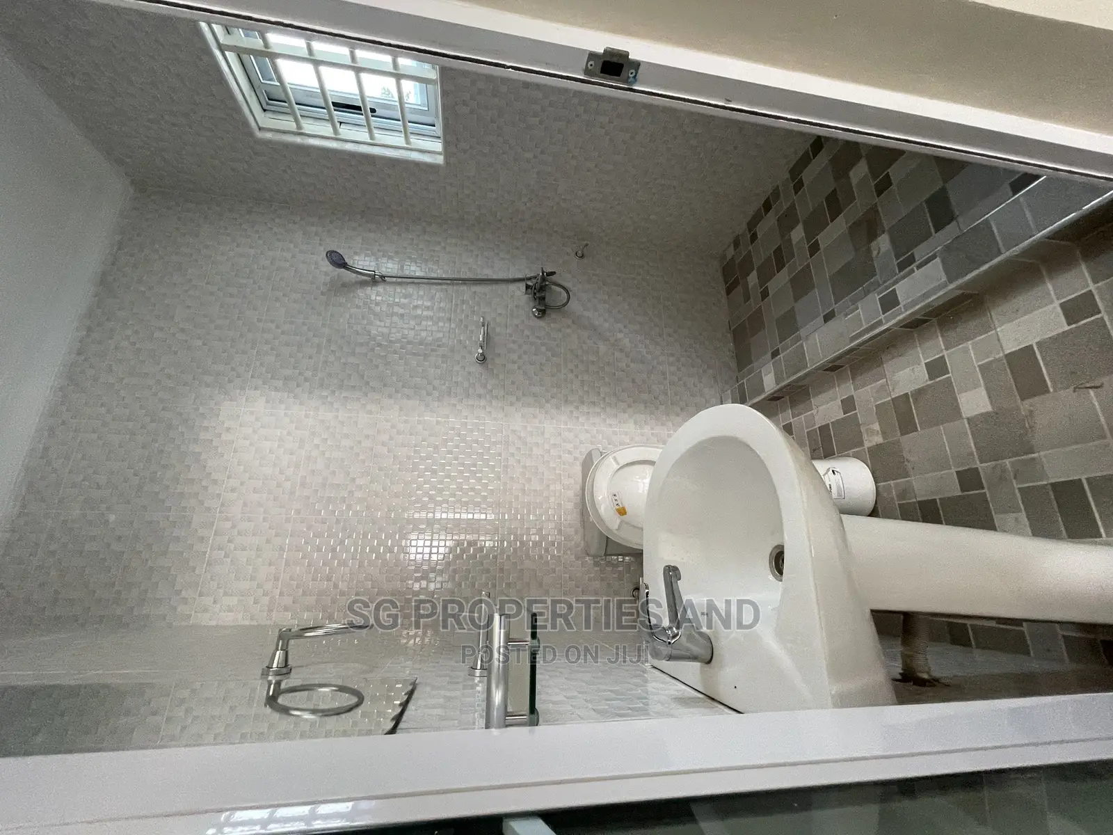 3bdrm House in Ecobank, Spintex for Sale