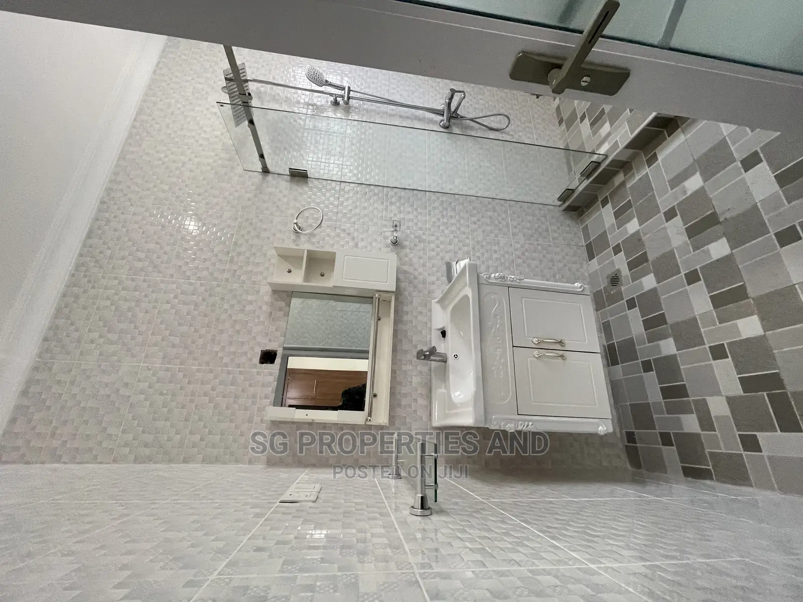 3bdrm House in Ecobank, Spintex for Sale