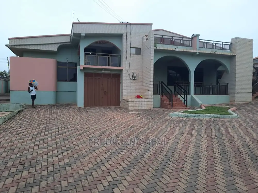6bdrm House in Fredimens Real, Kumasi Metropolitan for Sale