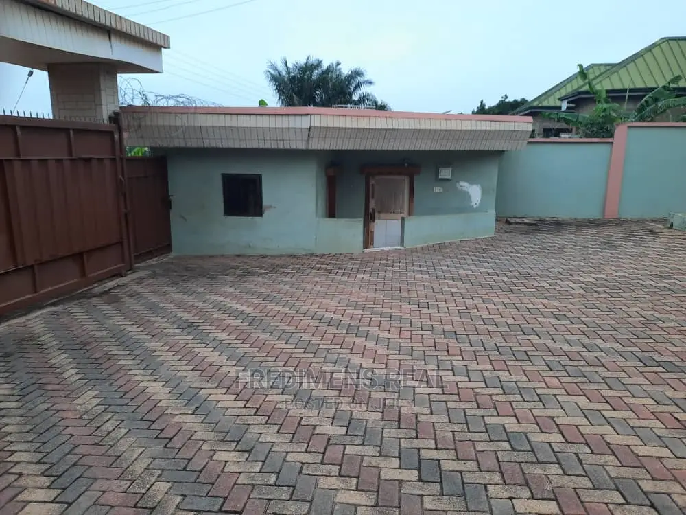 6bdrm House in Fredimens Real, Kumasi Metropolitan for Sale