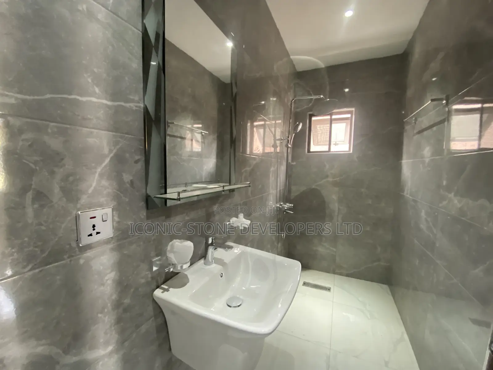 4bdrm House in Lakeside, Ashaley Botwe for Sale