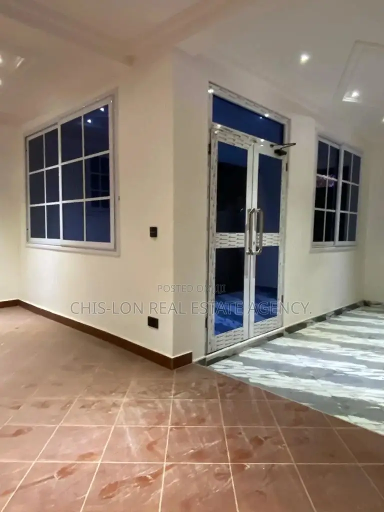 5bdrm House in Sharp-Connect., Sowutwuom for Sale