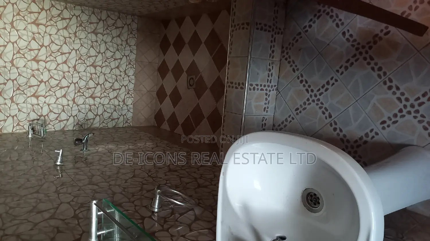 2bdrm Duplex in De-Icons Real Estate, Awutu Senya East Municipal