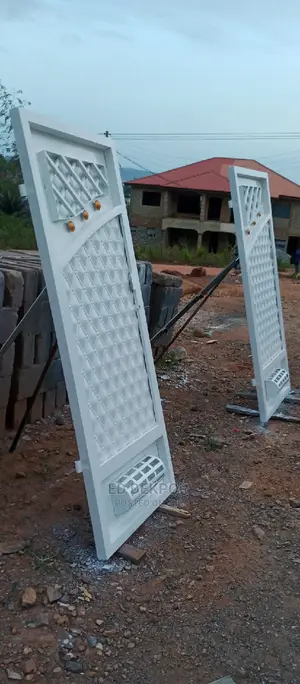 P Small Gate